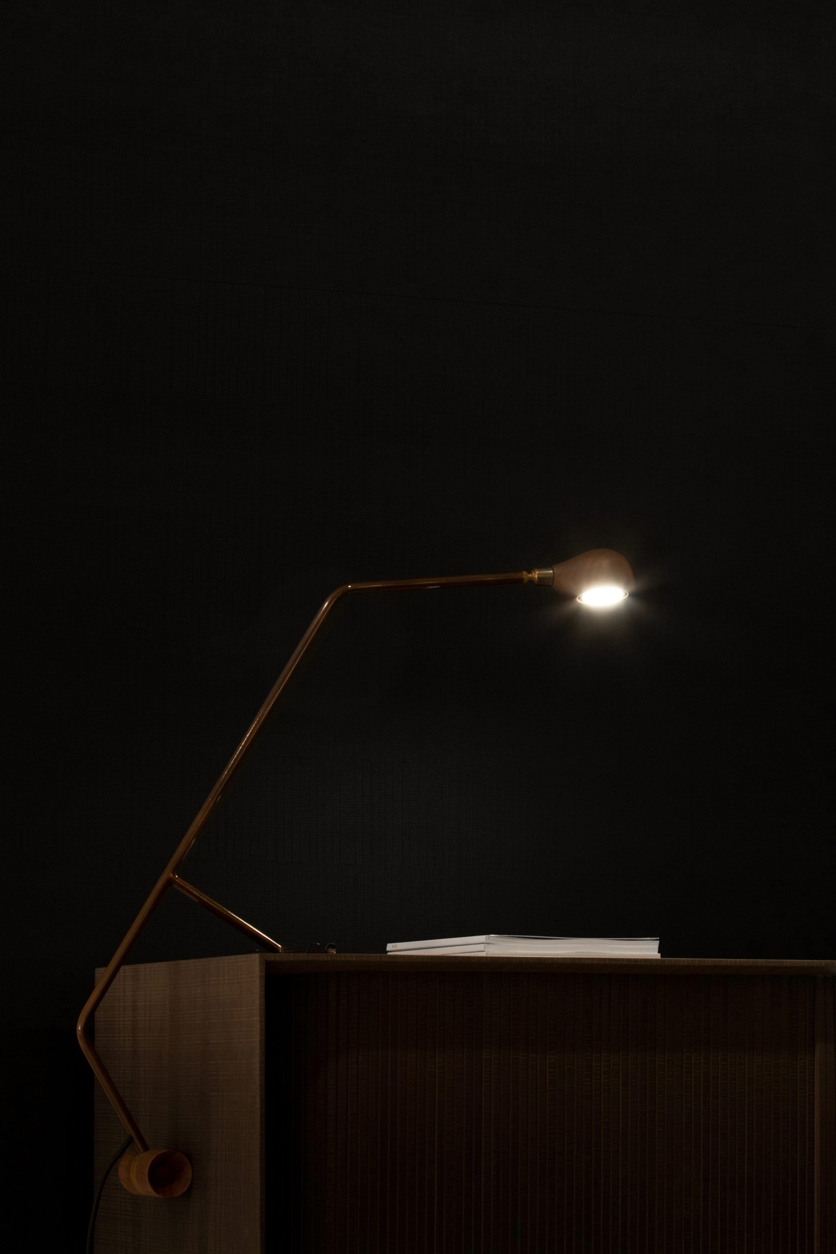 luminária de mesa memory pêndulo